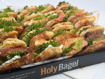 מגש קוראסון חמאה (סלמון מעושן, טונה עם לימון כבוש, בולגרית בפסטו)