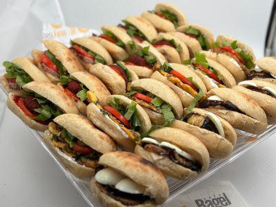 כריך פרנה עם לביבות סלק, סביח, שמנת וחביתת ירק, טונה מעושנת (24 יח)