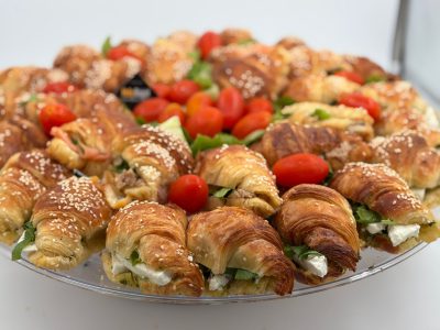 מגש קוראסון חמאה (סלמון מעושן, טונה עם לימון כבוש, בולגרית בפסטו)